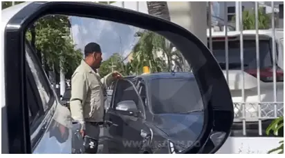 Un motorista y un conductor de edad en Santo Domingo