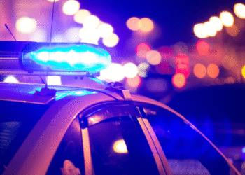 Hombre en Detroit enfrenta cargos por agresión grave a su esposa