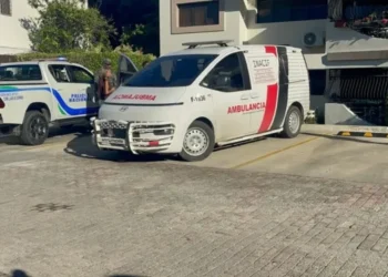 Mujer queda sin existencia tras incidente en residencial de Santiago