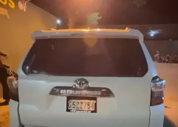 ERD retiene vehículo con ciudadanos extranjeros en Ámina