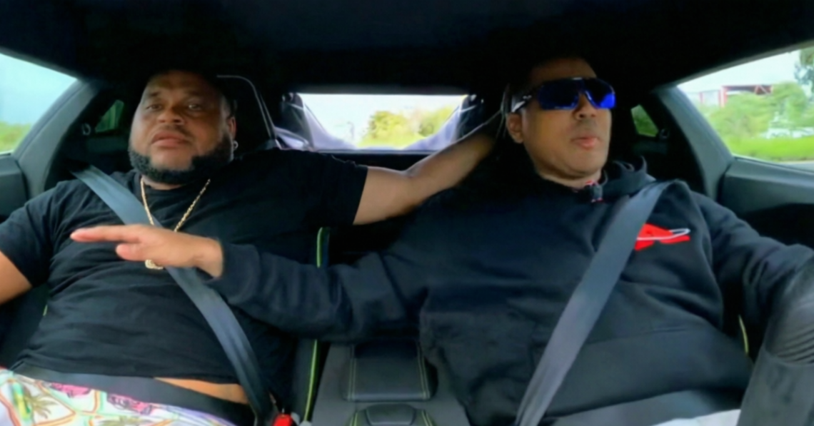 Santiago Matías junto con la fruta protagonizan incidente durante maniobra en Planeta Alofoke